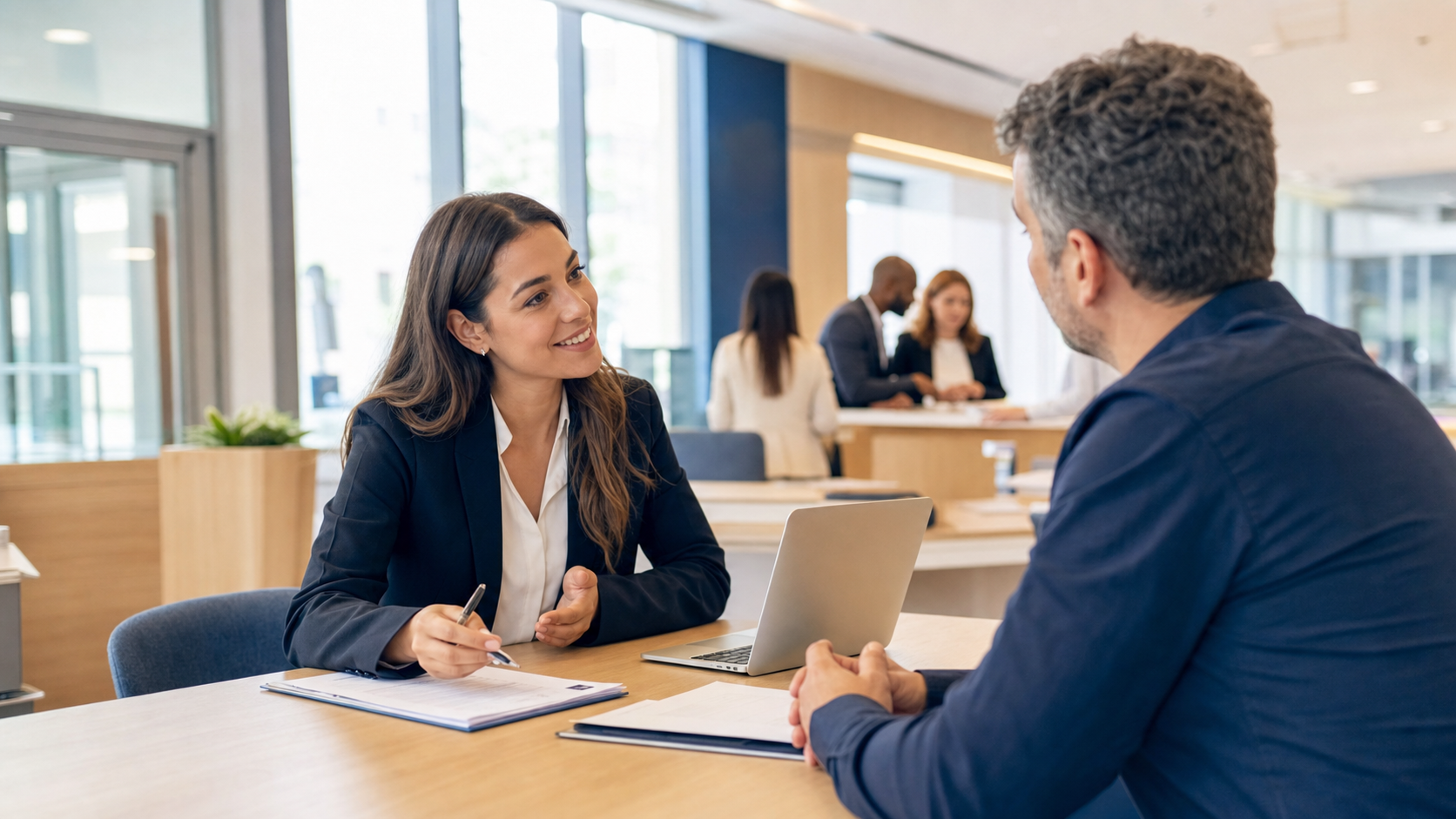 Conseiller bancaire échangeant avec une cliente dans une agence moderne, illustrant les débouchés après un BTS Banque